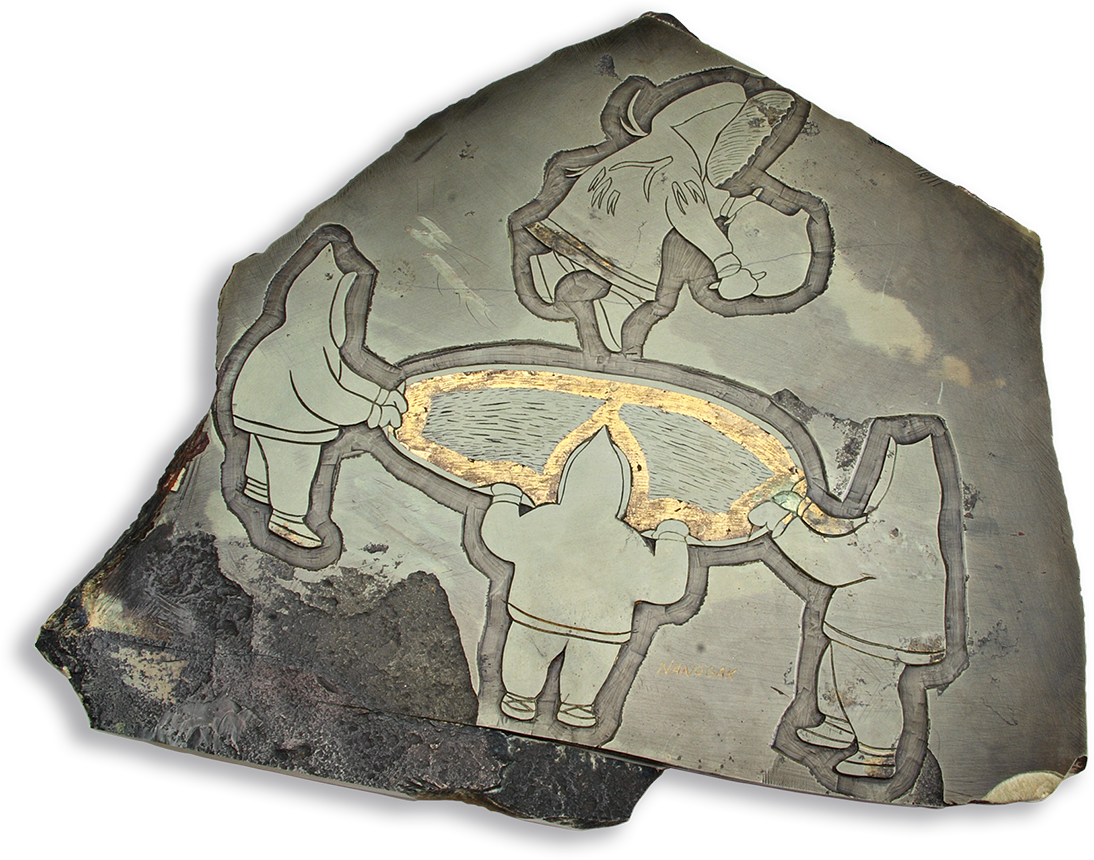 Gravure sur roche montrant quatre Inuits habillés de manteaux. Trois portent une couverture bien tendue alors que le quatrième saute dessus tout en semblant jouer du tambour.